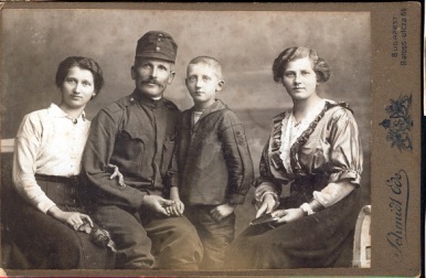 Szűcs István gyermekeivel 1917