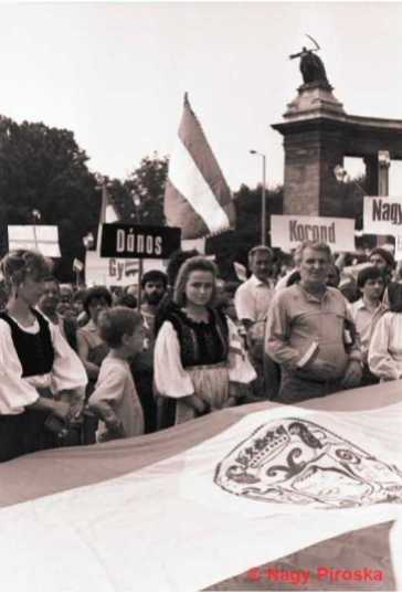 Az erdélyi falurombolás elleni tiltakozás a Hősök terén.1988. június 27.